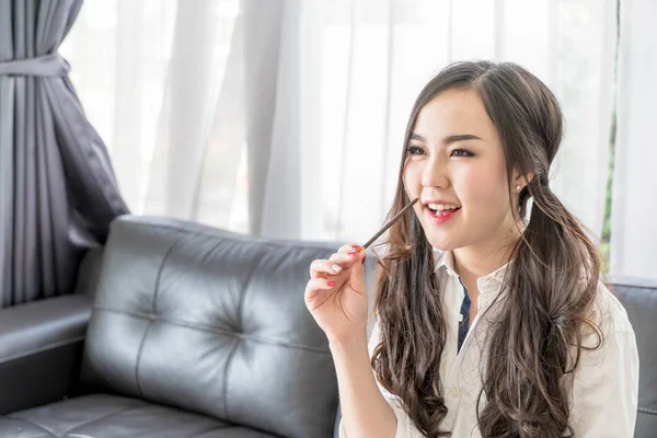 Mulher feliz assistindo TV com lanche — Fotografia de Stock