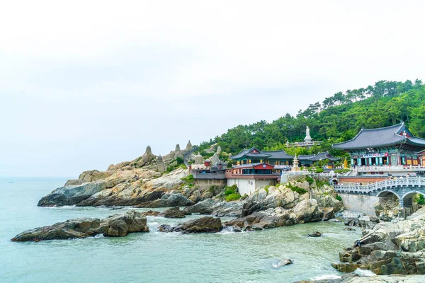 Güzel mimari Haedong Yonggungsa Tapınağı'nda oturur üzerine bir 