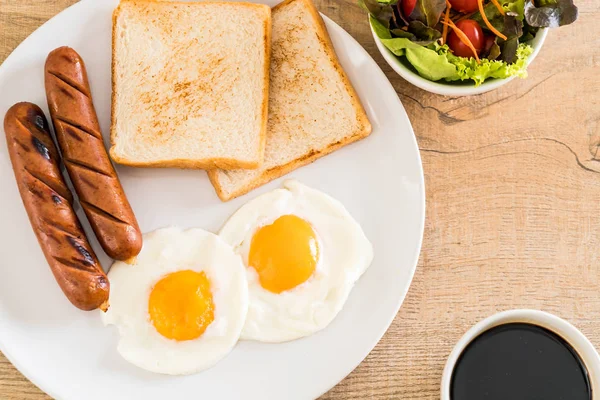 Жареные яйца с колбасой и хлебом — стоковое фото