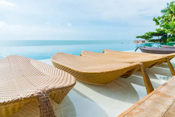 Güzel lüks şemsiye ve sandalye etrafında Açık Yüzme Havuzu