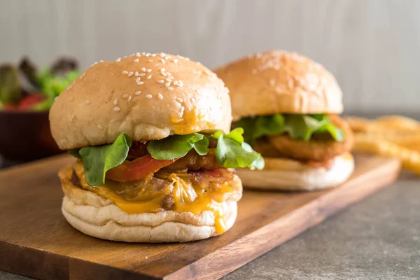 Ev yapımı taze lezzetli burger Close-Up 