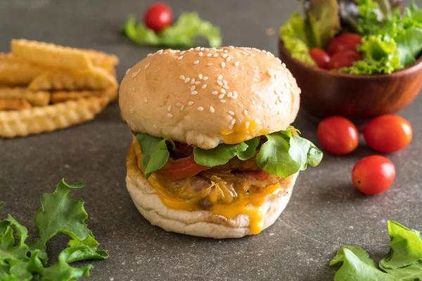 Ev yapımı taze lezzetli burger Close-Up 