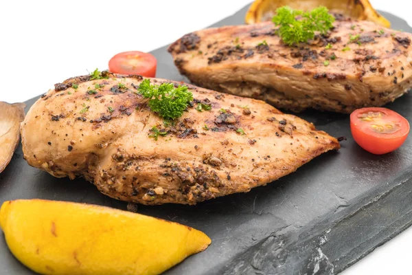 Kayrak plaka üzerinde ızgara tavuk fileto