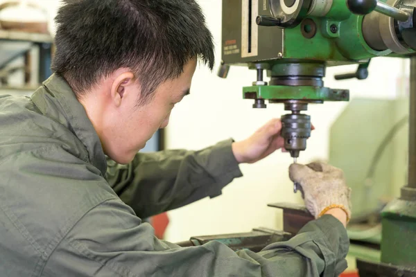 Elektrik mühendisi bir robot makine ile çalışma