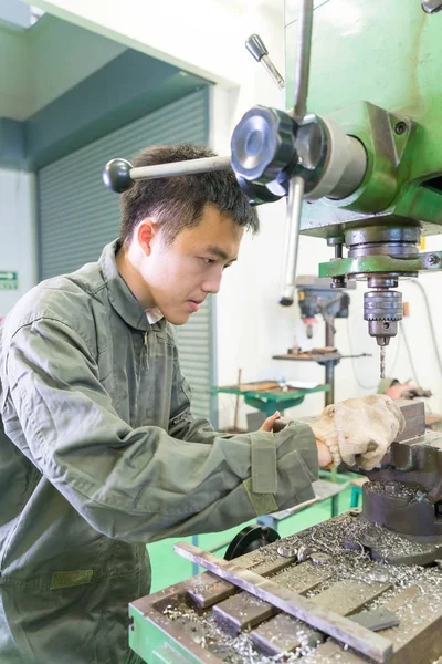 Elektrik mühendisi bir robot makine ile çalışma