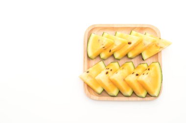 beyaz üzerine taze sarı karpuz 