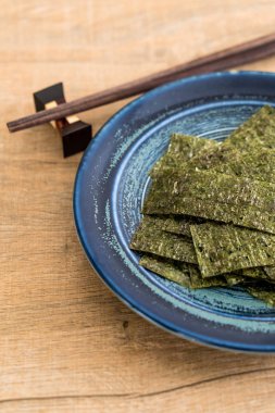 plaka üzerinde kurutulmuş yosun