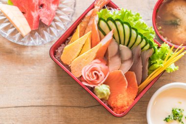 Pirinç bento kutusunda Ham taze sashimi