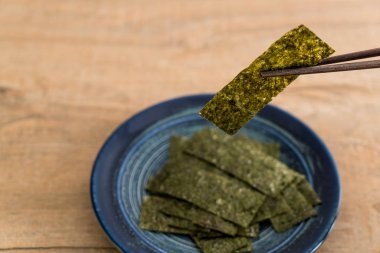 plaka üzerinde kurutulmuş yosun