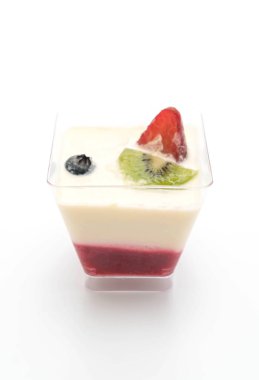 Çilek soslu Panna cotta