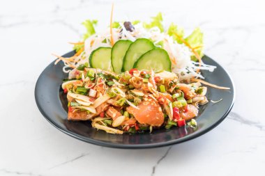 taze somon çiğ baharatlı salata