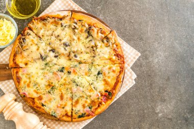  Ispanaklı ve mantarlı pizza