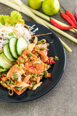 taze somon çiğ baharatlı salata