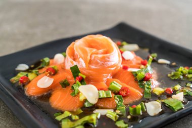 taze somon çiğ baharatlı salata