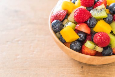 karışık taze meyve (çilek, ahududu, yaban mersini, kivi, mang