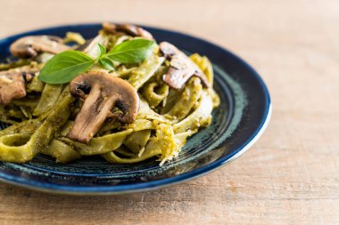 Mantarlı ıspanak fettuccine