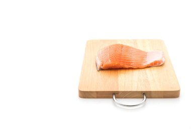 ahşap tahta üzerinde taze somon