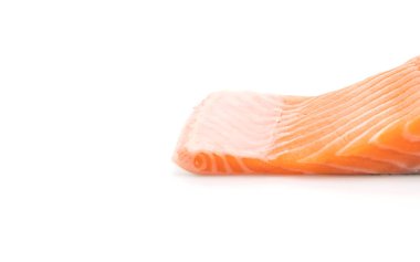 Beyaz üzerine taze somon