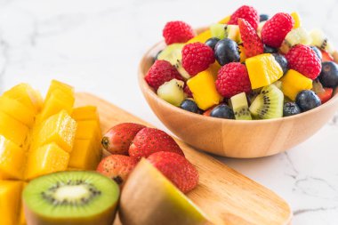 karışık taze meyve (çilek, ahududu, yaban mersini, kivi, mang