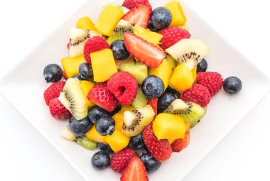 karışık taze meyve (çilek, ahududu, yaban mersini, kivi, mang