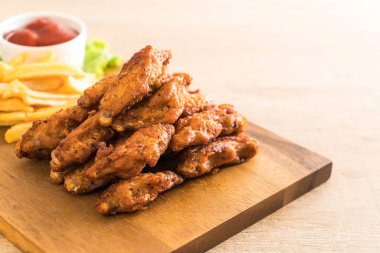 Kızarmış tavuk kanadı.