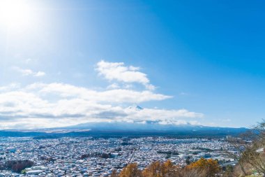 Kawaguchiko şehir manzarası ile kar 