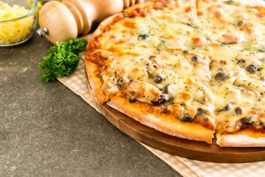  Ispanaklı ve mantarlı pizza