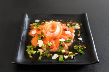 taze somon çiğ baharatlı salata