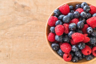 taze yaban mersini ve rasberry 