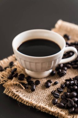 Kahve fincanı ve fasulye