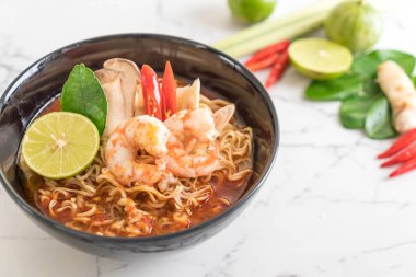 Karidesli baharatlı hazır şehriye çorbası.