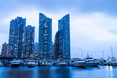 Busan şehir manzarası görünümüyle Haeundae. bölgede bulutlu