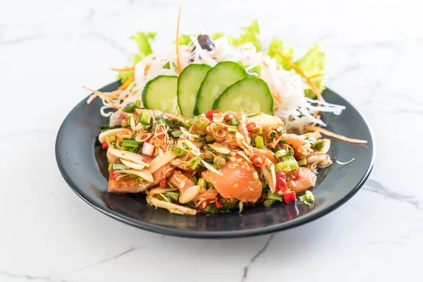 taze somon çiğ baharatlı salata