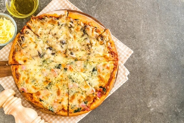  Ispanaklı ve mantarlı pizza