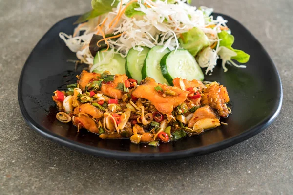 Kızarmış somon baharatlı salata