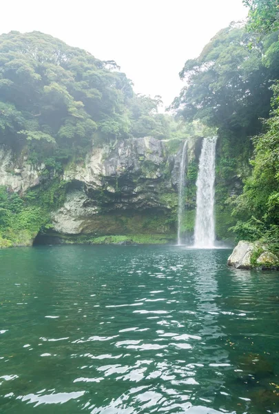 Cascades Cheonjiyeon dans l'île de Jeju — Photo