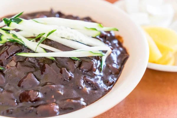 Korejské nudle s černou omáčkou (Jajangmyeon) — Stock fotografie