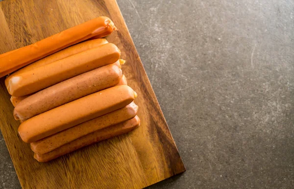 Salsiccia su tavola di legno — Foto Stock