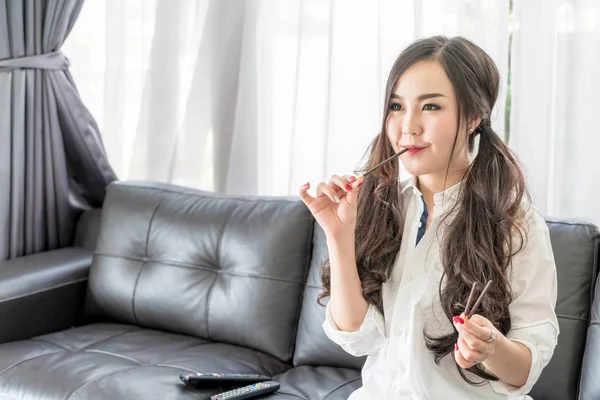 Mulher feliz assistindo TV com lanche — Fotografia de Stock