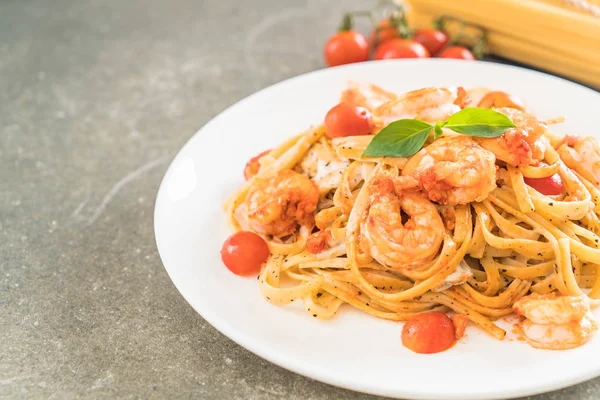 Spagetti karides, domates, fesleğen ve peynir ile 