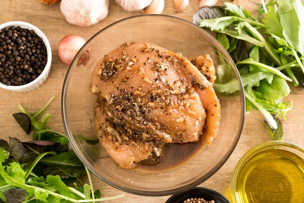 taze çiğ tavuk sos ile