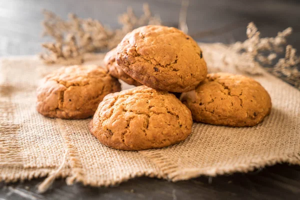 yulaf ezmesi kuru üzüm kurabiyeleri ahşap üzerine