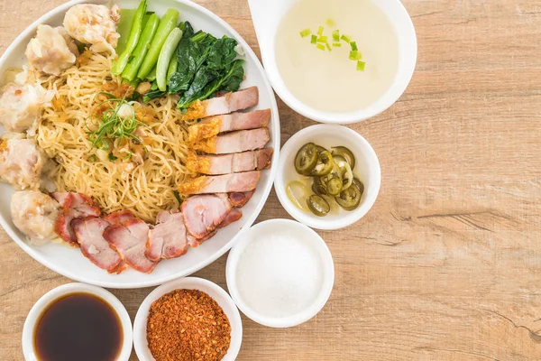 Yumurta noodle kırmızı kızarmış domuz, gevrek domuz eti, köfte ve çorba ile 