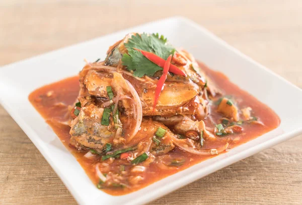 Baharatlı uskumru salatası