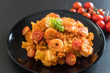 Kore baharatlı sos ve karides kızarmış pilav