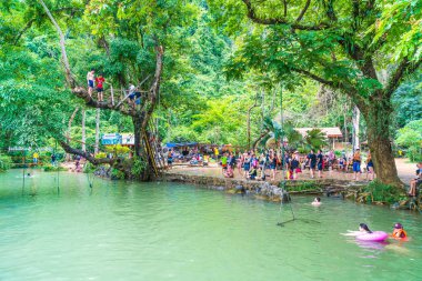 Vangvieng, Laos 13 Mayıs 2017: Turist Blue Lagoon tadını çıkarın