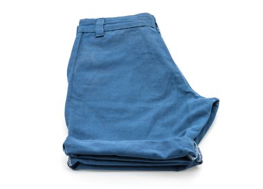 beyaz üzerine kısa pantolon