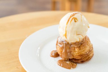 vanilyalı dondurma ve karamel soslu çıtır börek