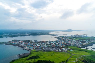 Jeju şehir manzarası görünümünden Seongsan Ilchulbong, Jeju Adası.