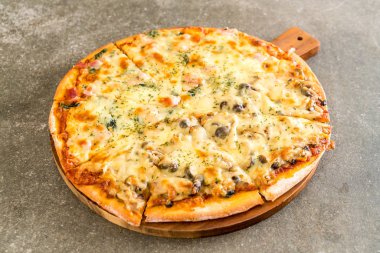  Ispanaklı ve mantarlı pizza